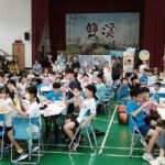 雙溪國小學生在活動會場手持 F16 手拋飛機,參與游榮吉教育基金會開學體驗活動