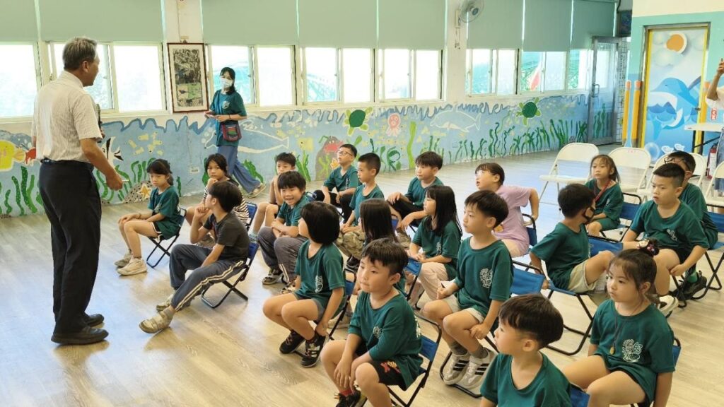 簡戊鑑教授在教室中向瑞平國小低年級學生說明玩具安全與傷害預防觀念