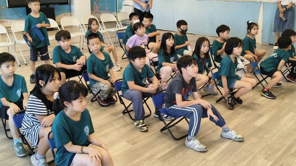 瑞平國小低年級學生坐在教室中專注聆聽兒童安全教育課程