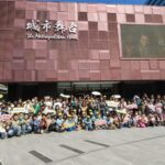 五校師生在臺北市城市舞台前合影,共同參與行動藝術館劇場學習活動