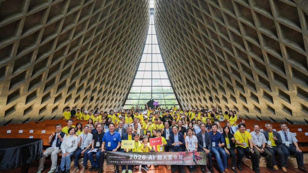 2026 AI超人夏令營於東海大學路思義教堂合影，學童與教育夥伴共同參與開幕活動