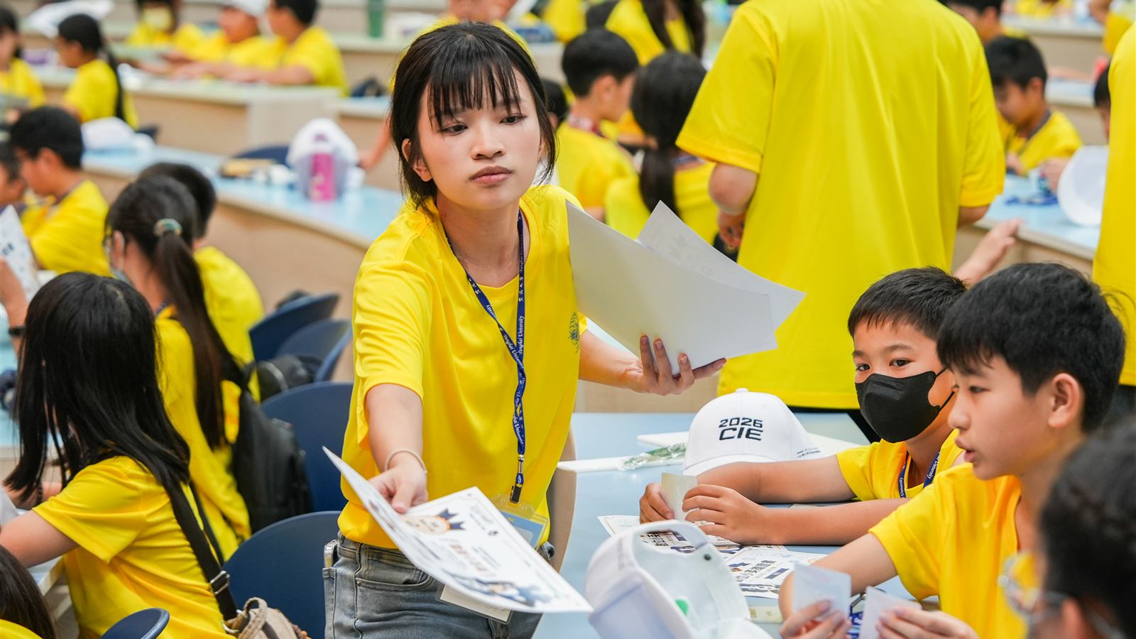 AI超人夏令營課堂中,學生與隊輔在分組活動中互動學習