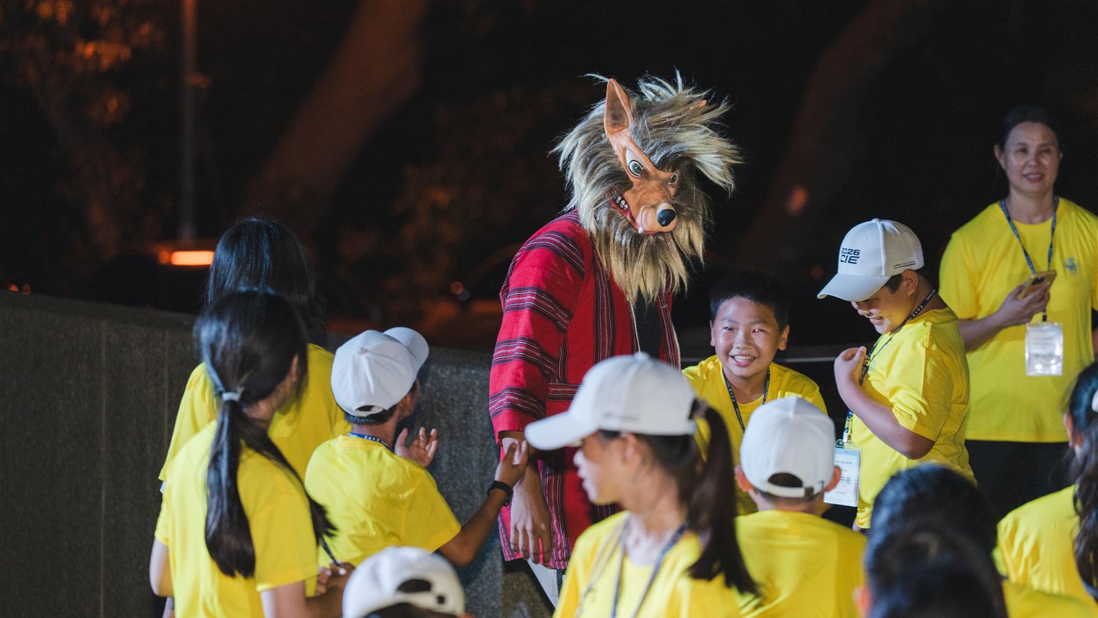 AI超人夏令營夜間活動中,孩子與帶領者在體驗活動中互動