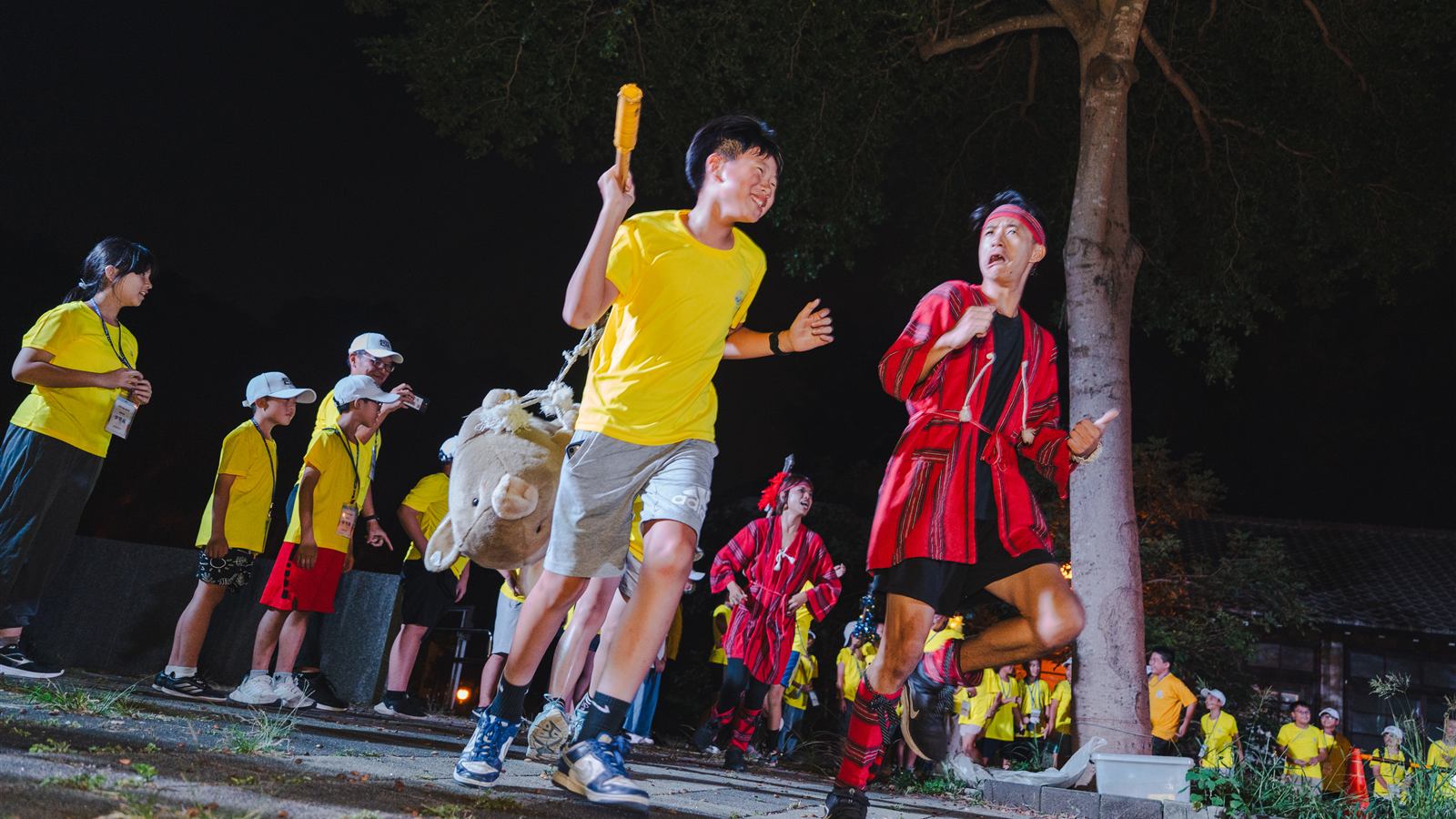AI超人夏令營夜間活動中,學童與帶領者一起參與探索體驗
