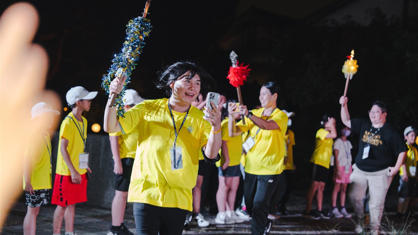 AI超人夏令營夜間活動現場,帶領者與學生共同參與團隊活動