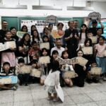 共識領航學院結業典禮中,孩子、貴賓與工作團隊在麗林國小教室合影