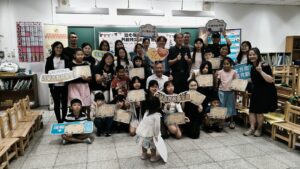 共識領航學院結業典禮中，孩子、貴賓與工作團隊在麗林國小教室合影