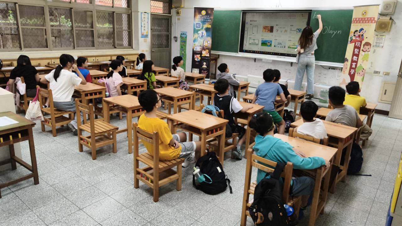 興南國小英語夏令營課堂中,學生聽老師引導英語學習活動