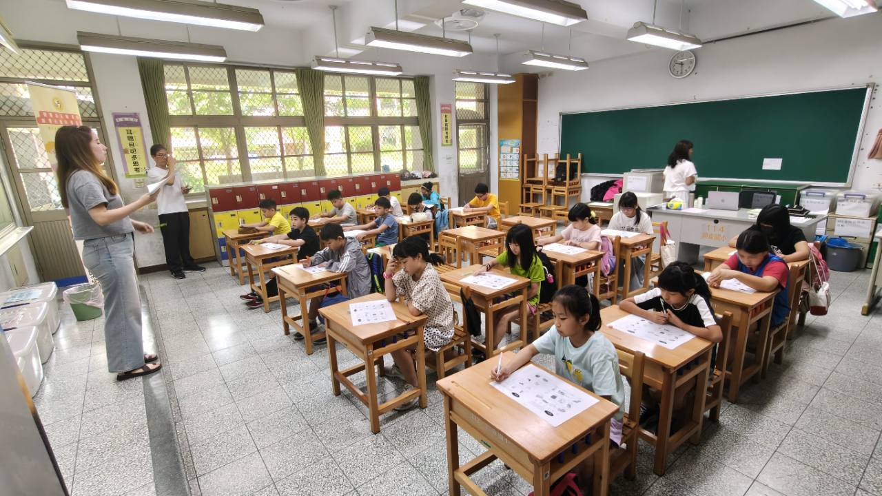 興南國小英語夏令營中,學生在教室內完成英語學習單練習