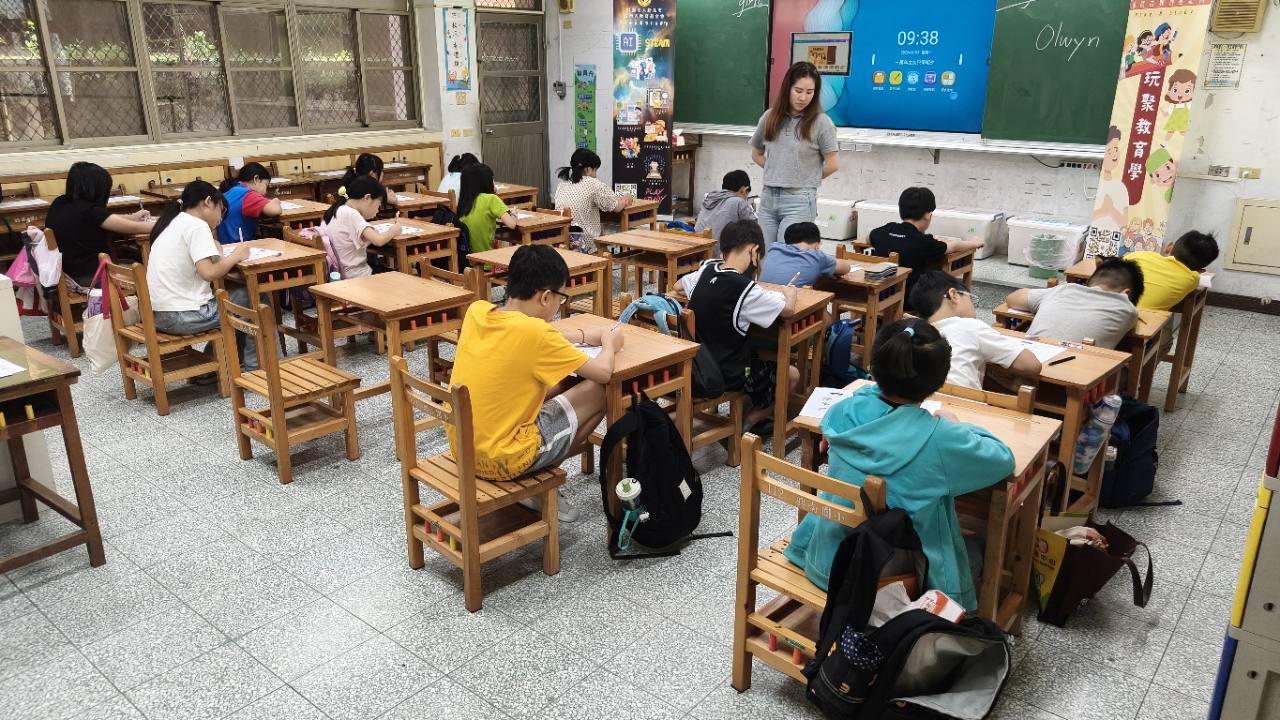 興南國小英語夏令營課堂中,學生專心書寫英語練習內容