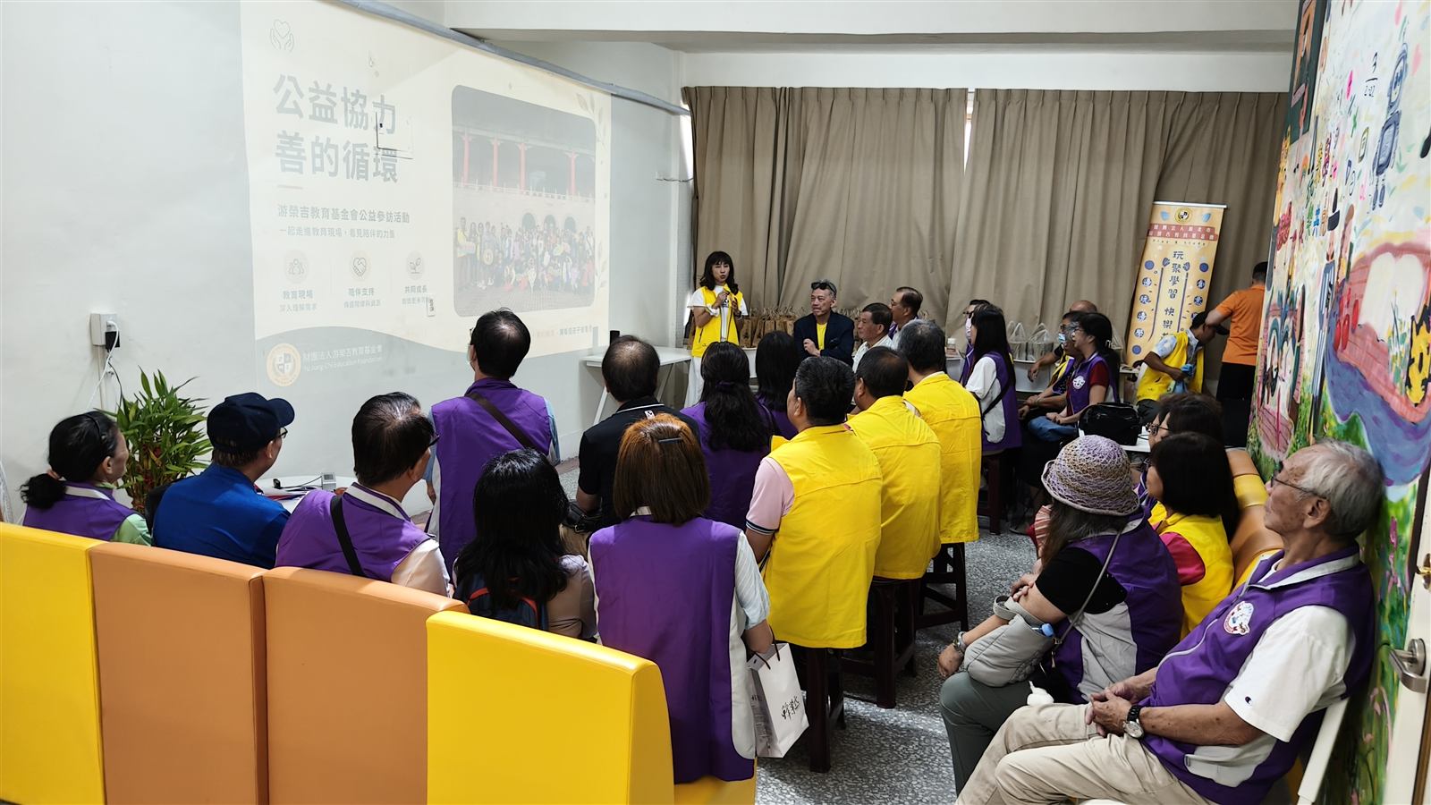 基金會交流參訪活動中,團隊向新北空大校友會夥伴介紹公益協力與善的循環