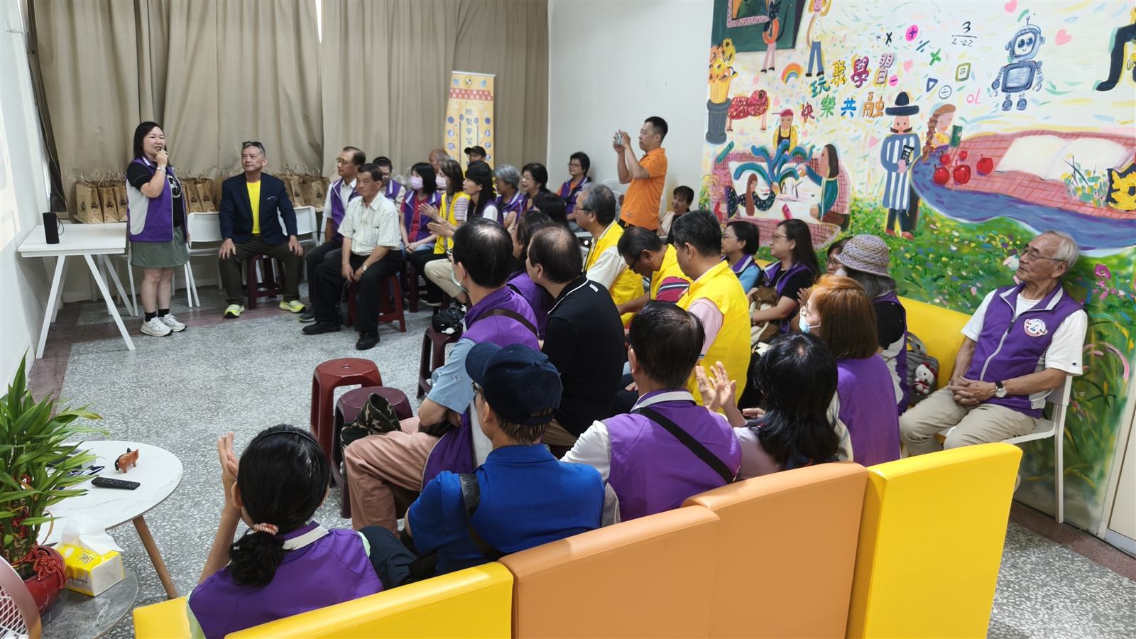 新北市空中大學校友會代表於參訪活動中分享交流心得