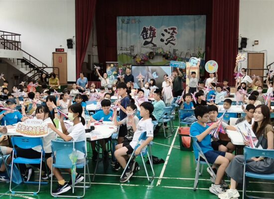 雙溪國小學生在活動會場手持 F16 手拋飛機,參與游榮吉教育基金會開學體驗活動
