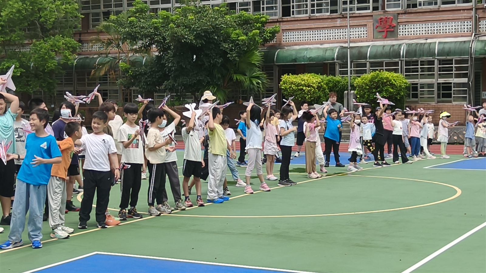 雙溪國小學生在操場排隊準備試飛 F16 手拋飛機
