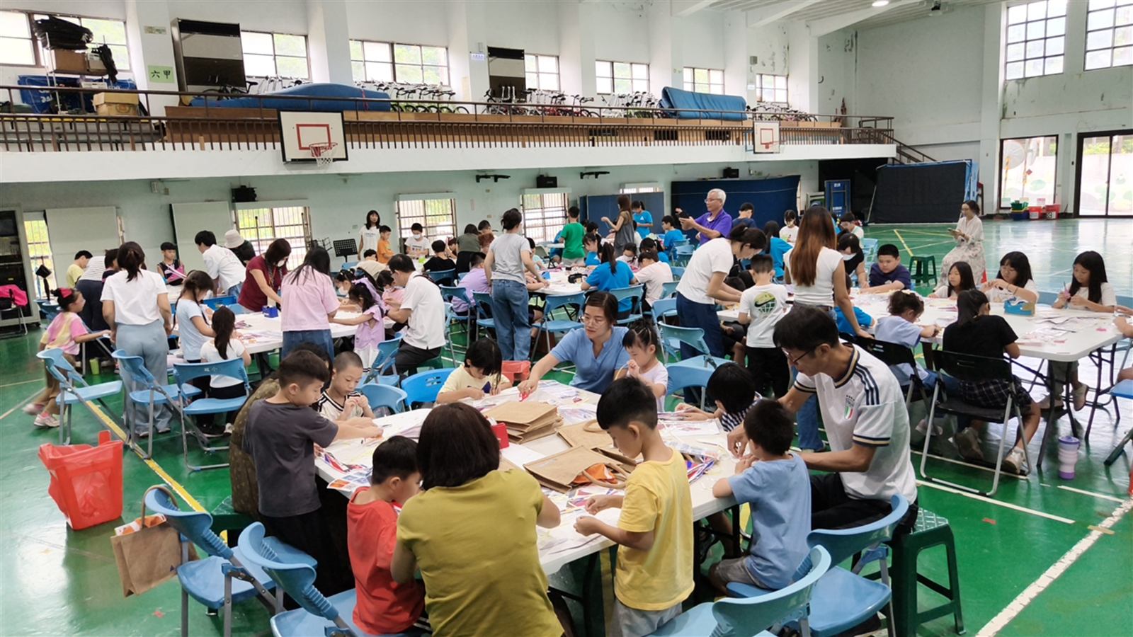 雙溪國小學生與家長在活動會場分組組裝 F16 手拋飛機