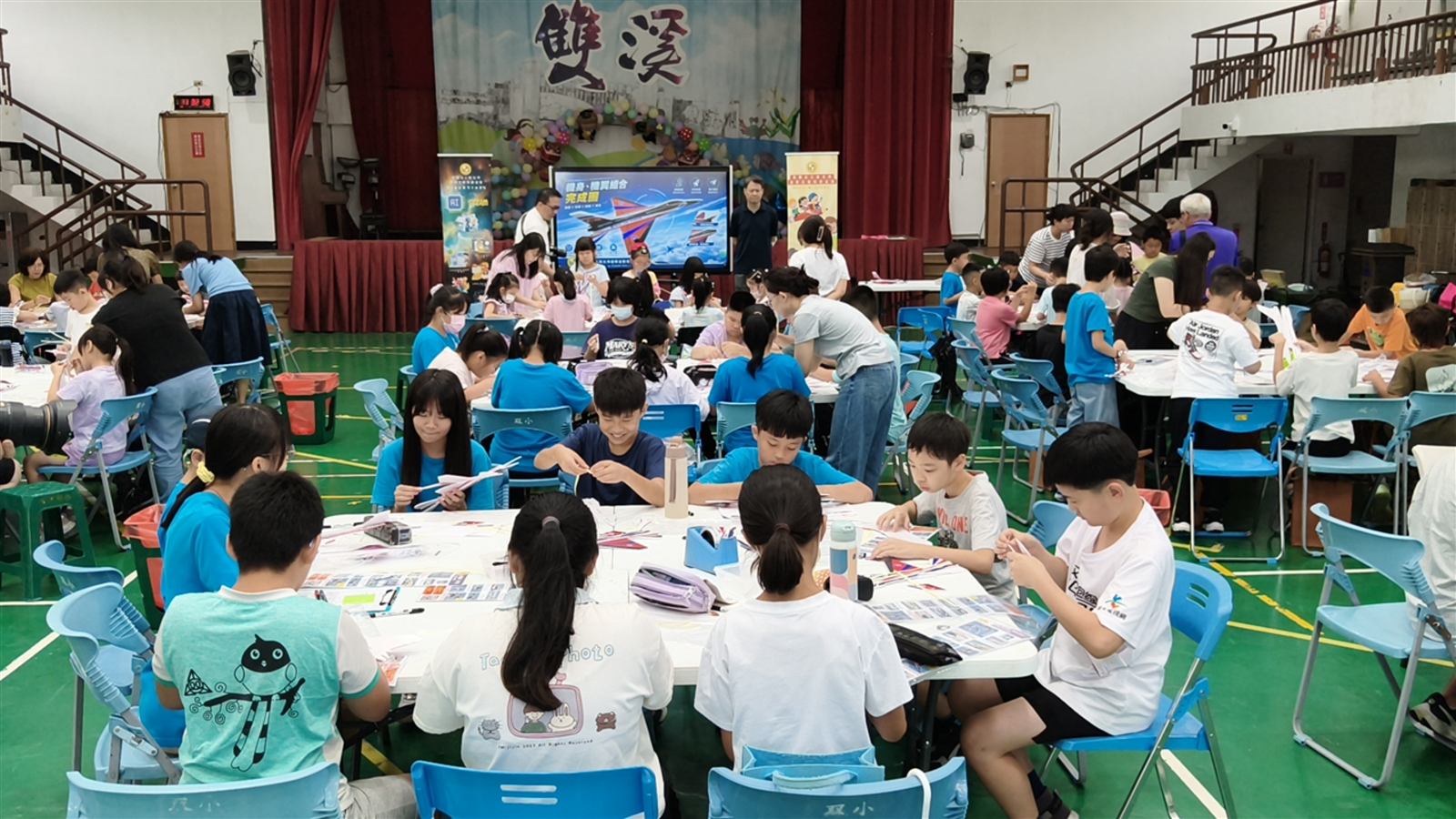 雙溪國小學生在體育館中專注組裝 F16 手拋飛機
