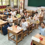 興南國小英語夏令營結業日,孩子與基金會團隊在教室一起享用午餐並合影