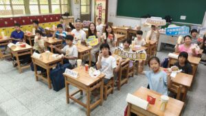 興南國小英語夏令營結業日，孩子與基金會團隊在教室一起享用午餐並合影