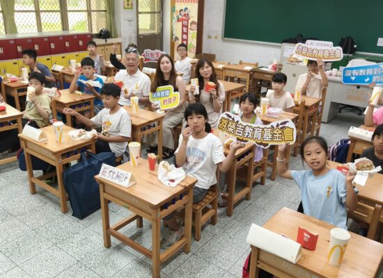 興南國小英語夏令營結業日,孩子與基金會團隊在教室一起享用午餐並合影