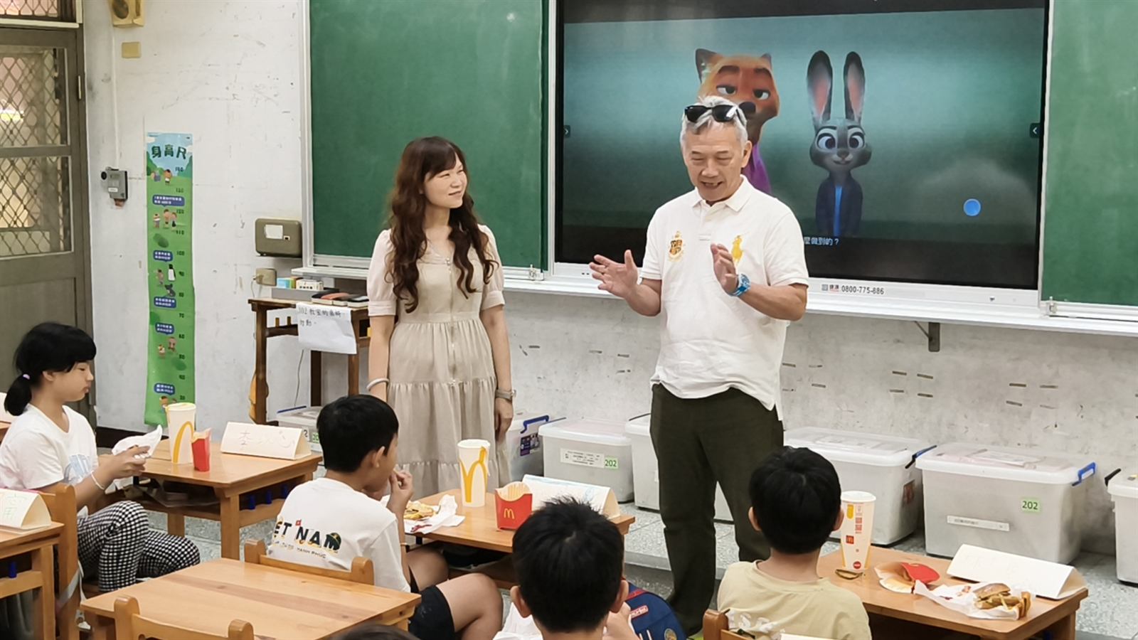沈中元執行長在興南國小英語夏令營結業日與孩子分享並給予勉勵