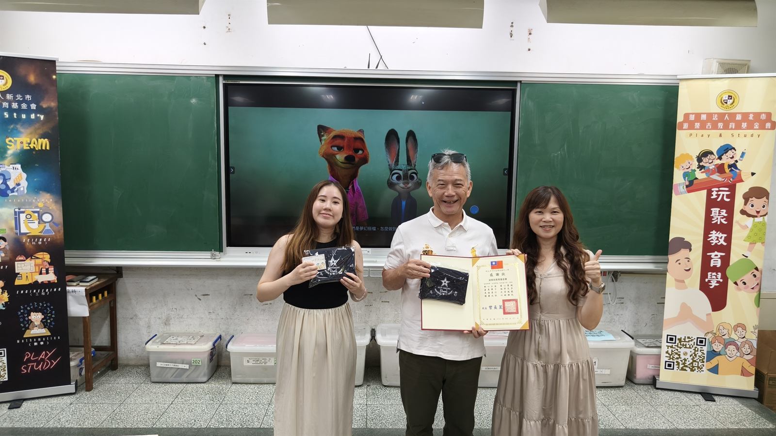 興南國小英語夏令營結業日,基金會與教學團隊手持感謝狀合影