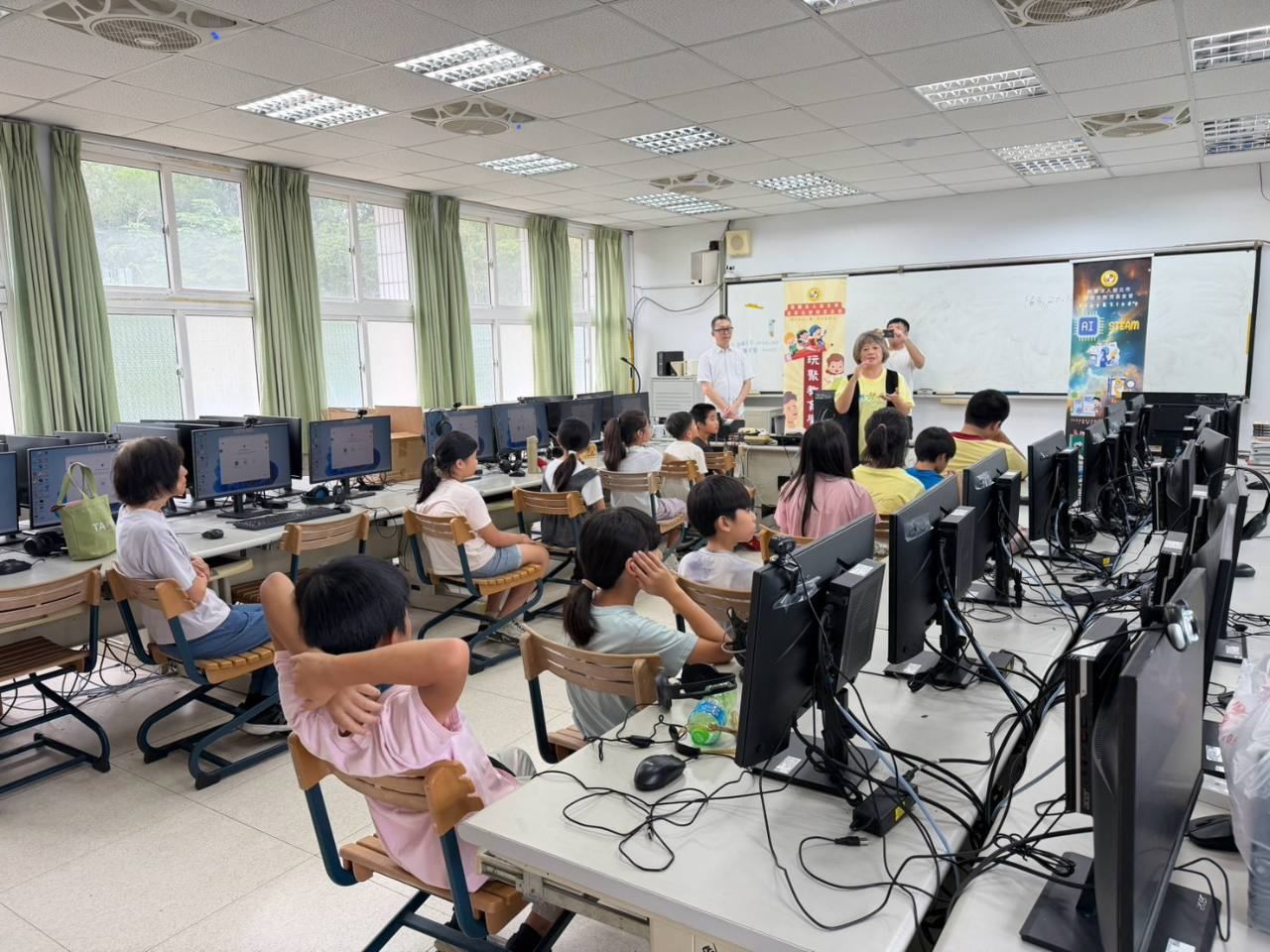 橫山國小學生在電腦教室聆聽 AI x 3D 電腦動漫課程說明