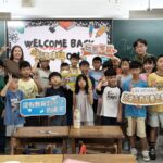 山佳國小雙語讀世界假日班新學年開課，學生與師長在教室合影