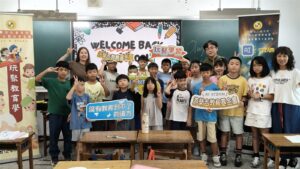山佳國小雙語讀世界假日班新學年開課，學生與師長在教室合影
