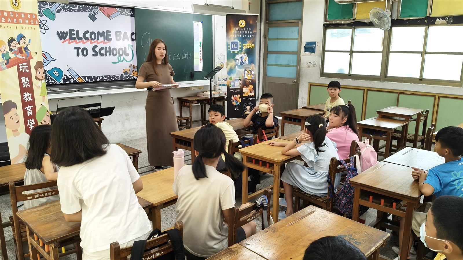 沈玟儀老師在山佳國小雙語讀世界課程中帶領學生進行英語學習