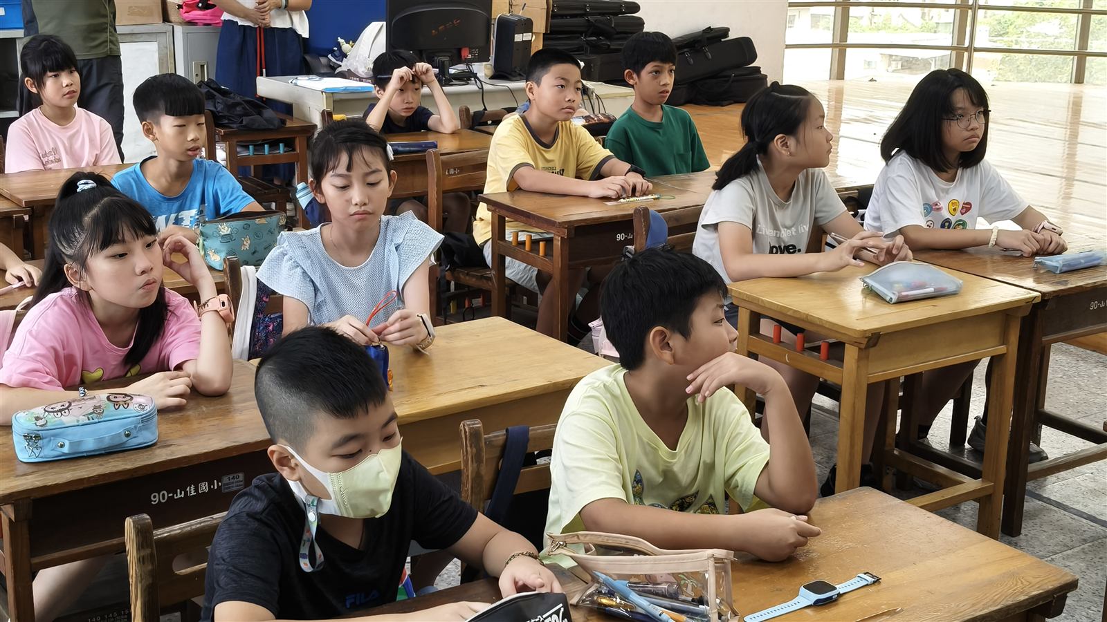 山佳國小學生在雙語讀世界假日班中專注聆聽課程內容