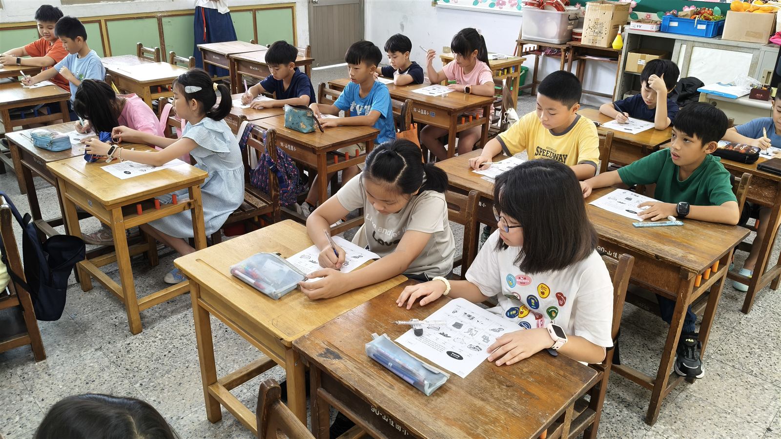 山佳國小學生在雙語讀世界課程中完成英語學習單