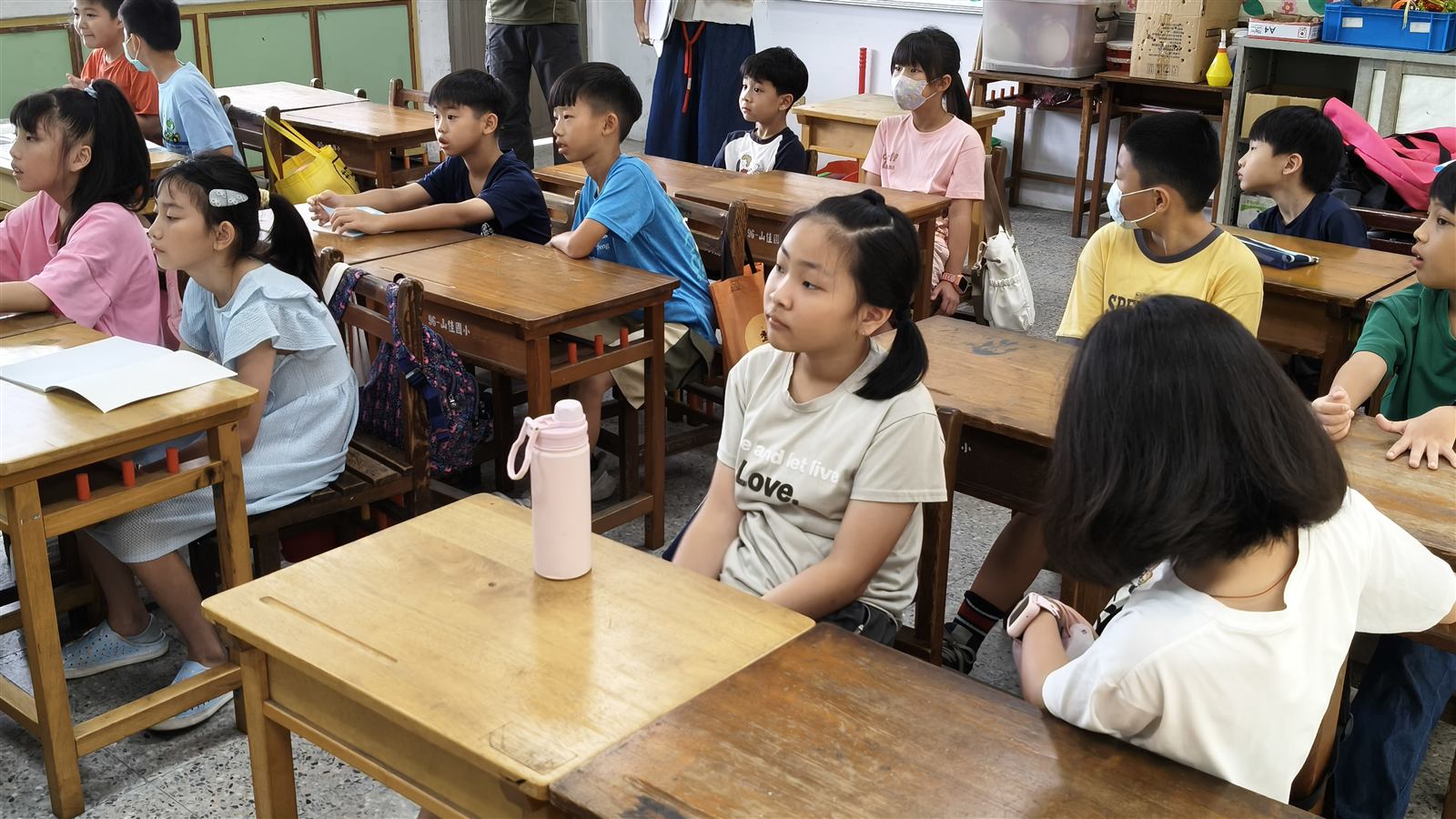 山佳國小學生在教室中參與雙語讀世界假日班課程