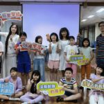 興南國小兒童音樂劇課程學生與師長合影，展開16週舞台學習旅程