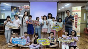 興南國小兒童音樂劇課程學生與師長合影，展開16週舞台學習旅程