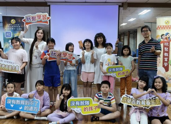 興南國小兒童音樂劇課程學生與師長合影,展開16週舞台學習旅程