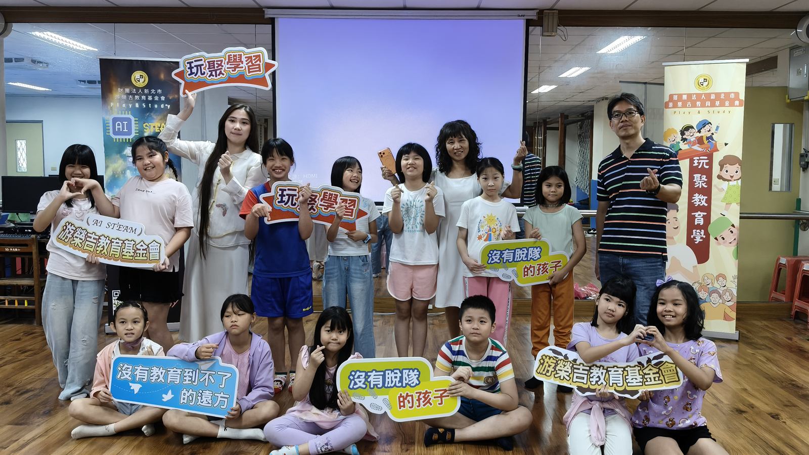 興南國小兒童音樂劇課程學生與師長合影,展開16週舞台學習旅程
