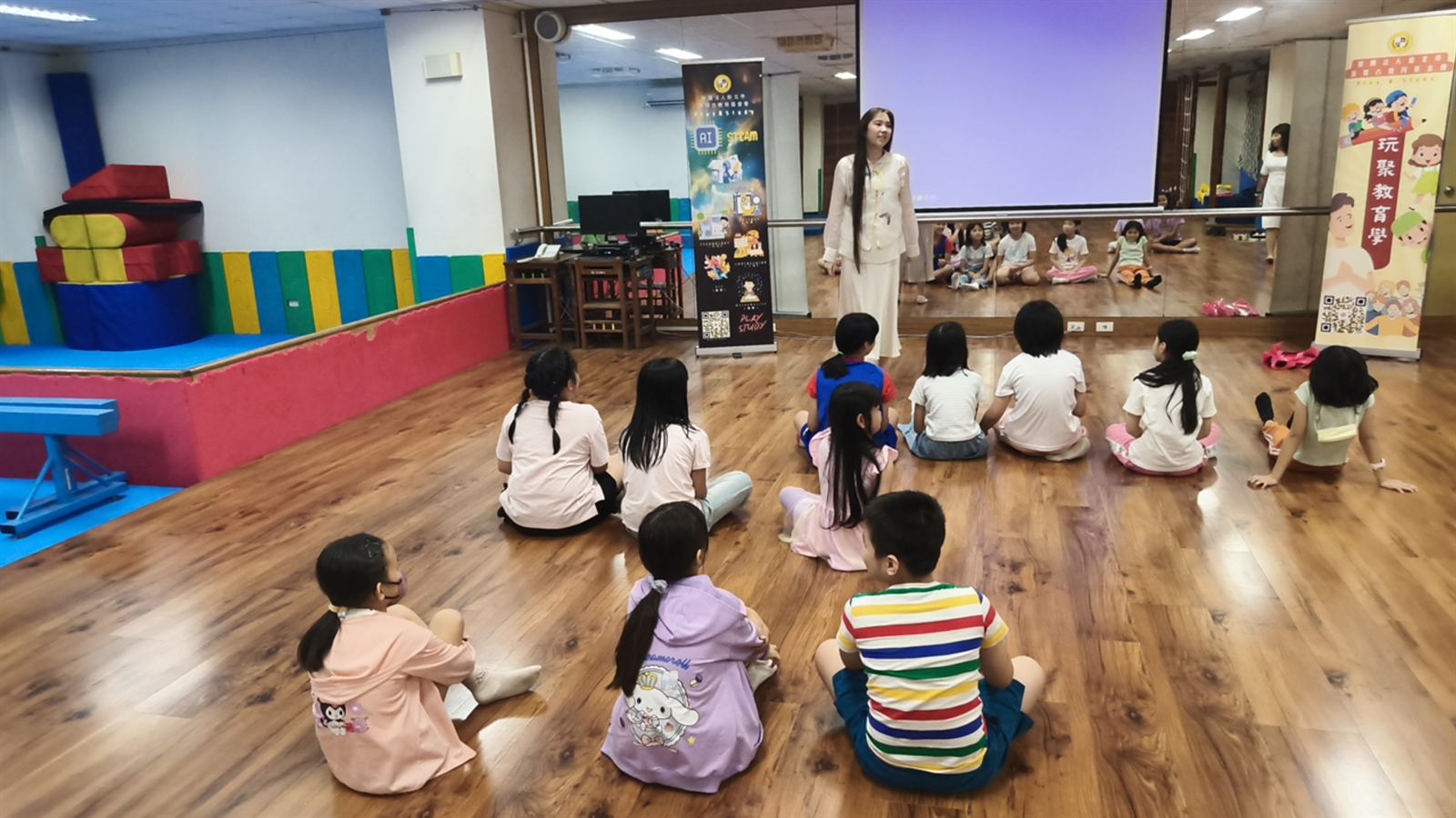 楊玉菁老師在兒童音樂劇課程中帶領學生進行活動說明