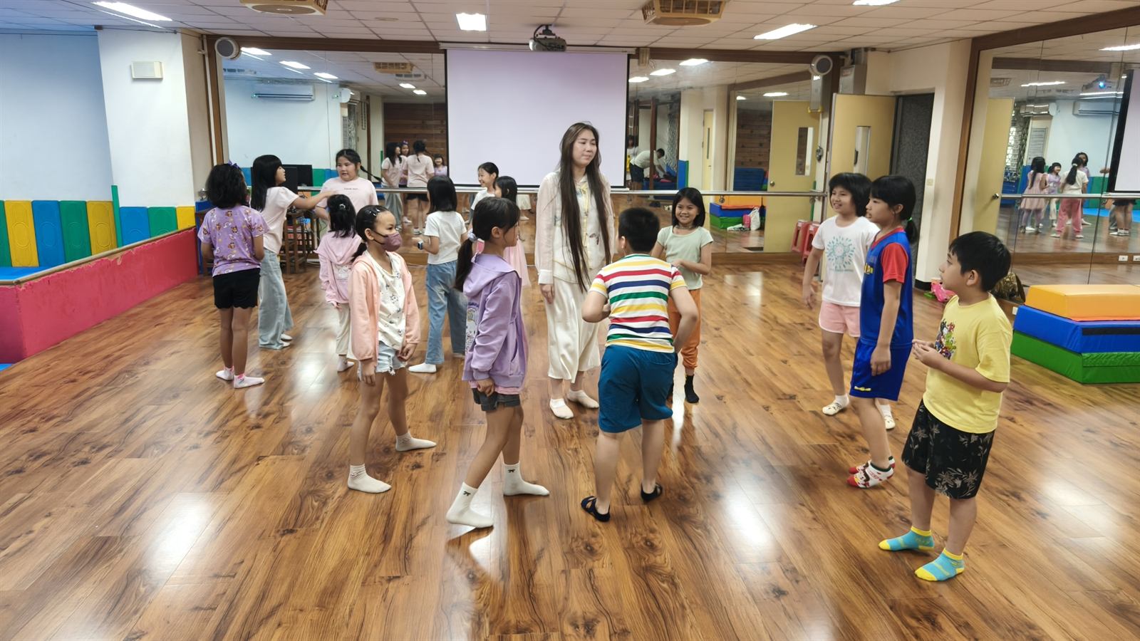 興南國小學生在兒童音樂劇課程中進行肢體與角色練習
