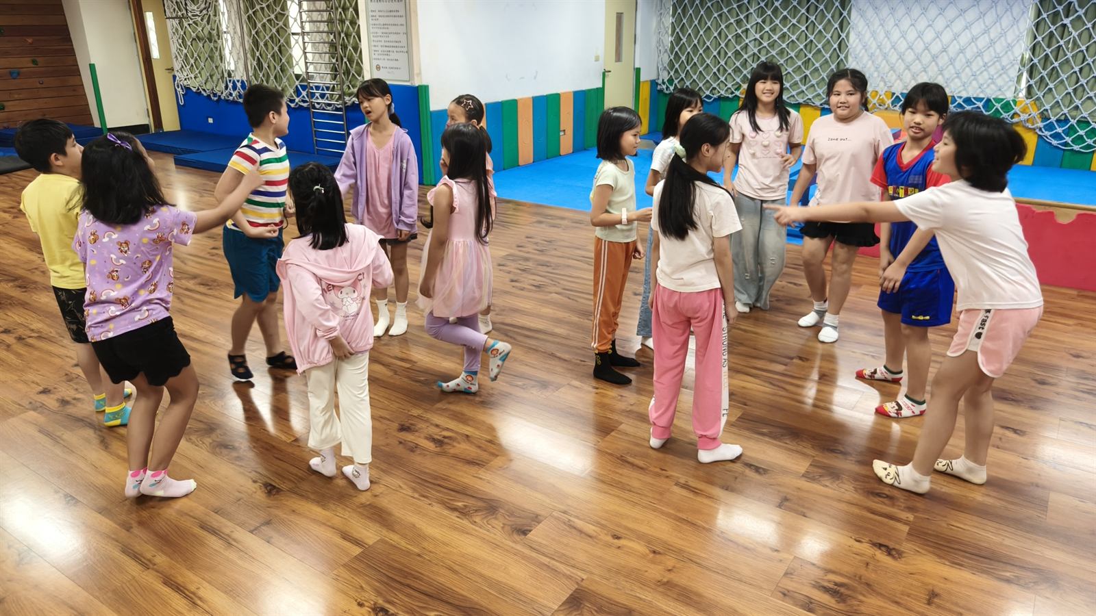 學生在兒童音樂劇課程中分組進行角色扮演與舞台互動