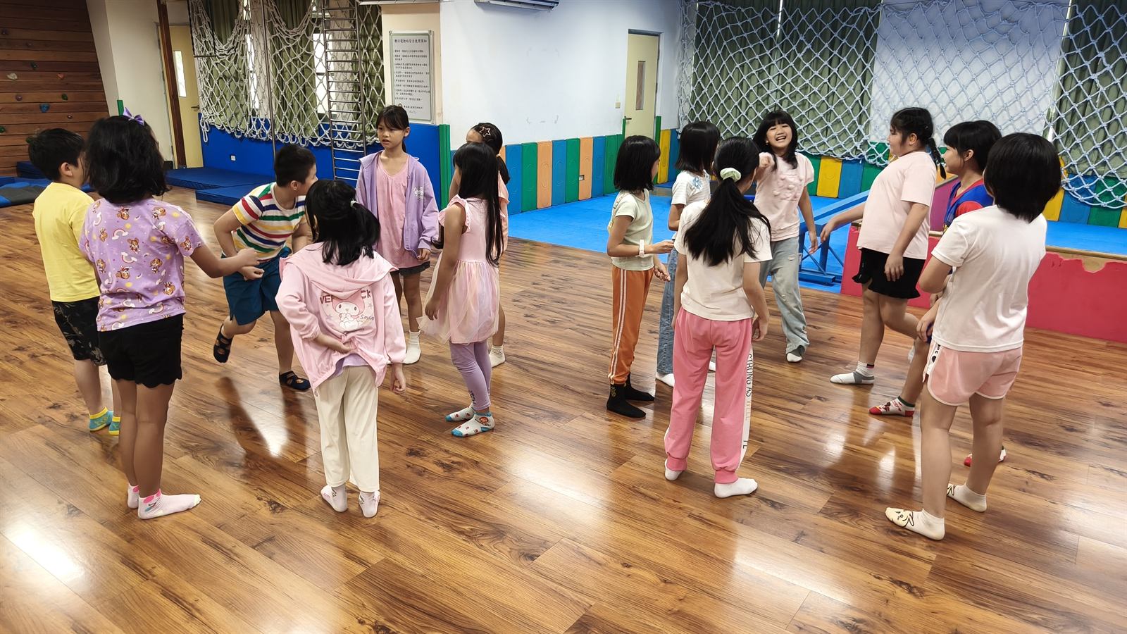 興南國小學生在舞台教室中進行兒童音樂劇肢體活動
