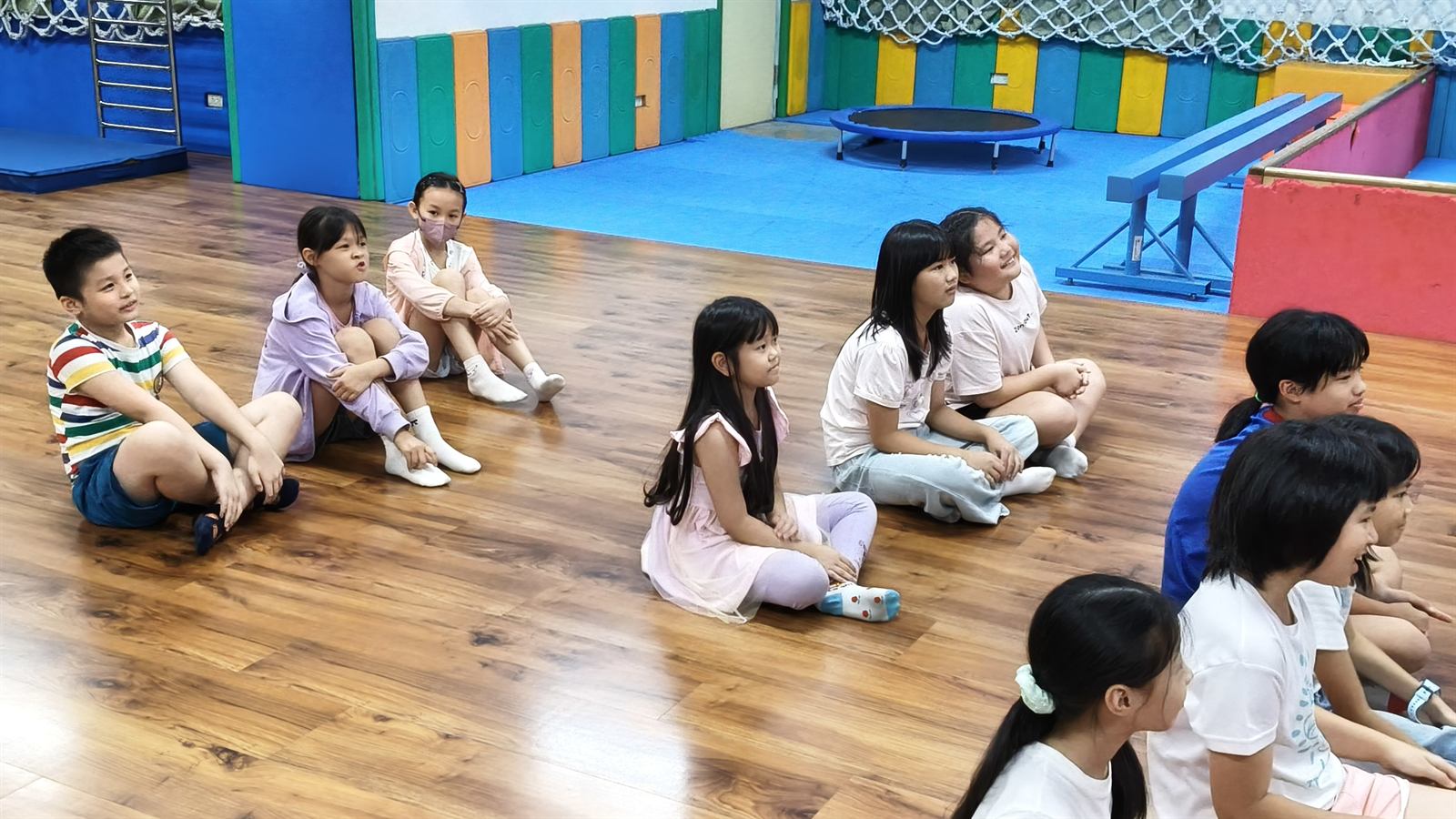 兒童音樂劇課程中學生席地聆聽並參與老師引導