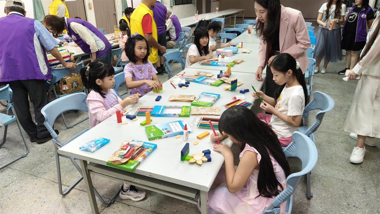 興南國小學生運用木材餘料、色筆與膠水進行木育創作