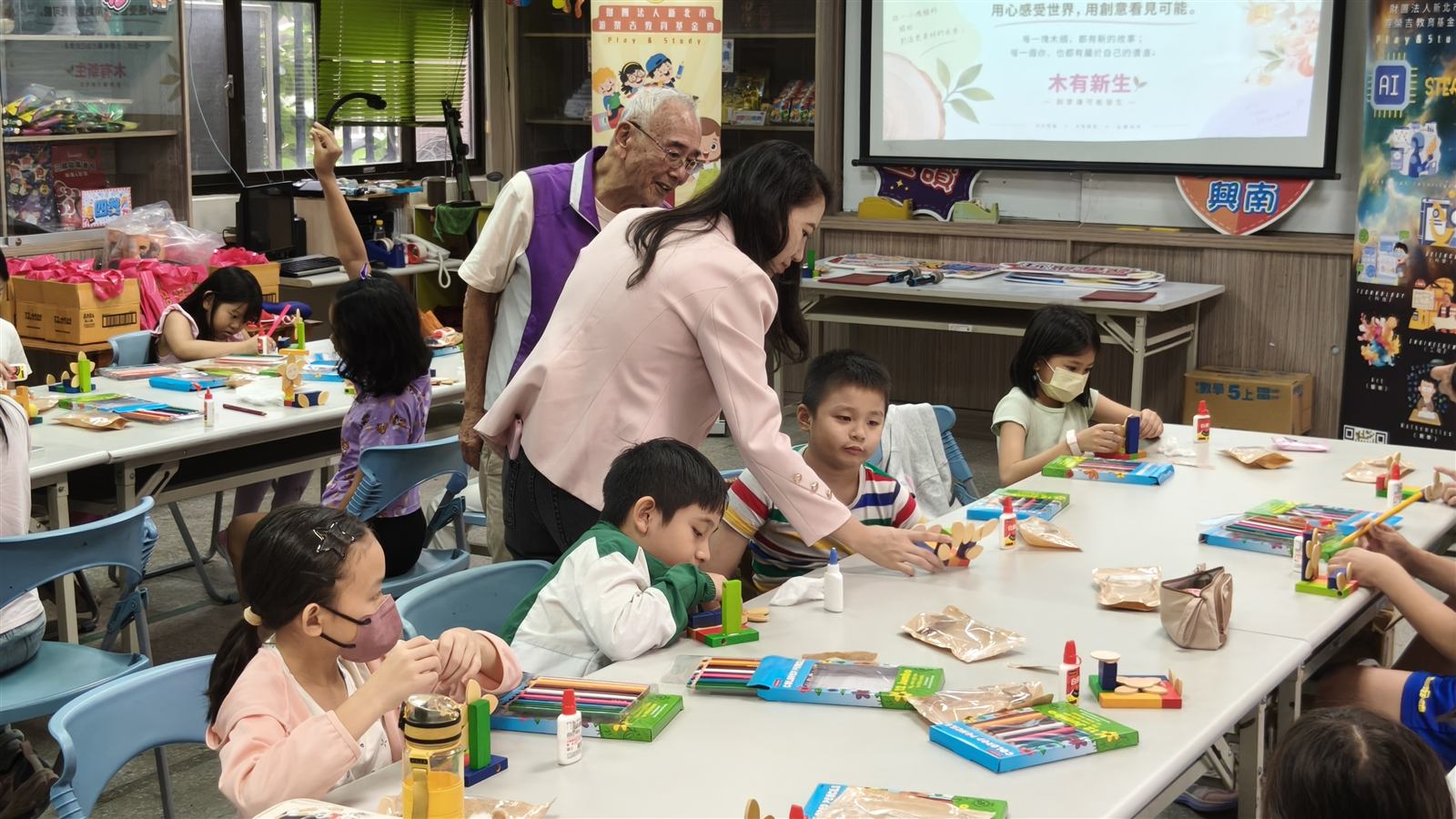 木樂新生小學堂課程中,師長陪伴學生完成餘木作品