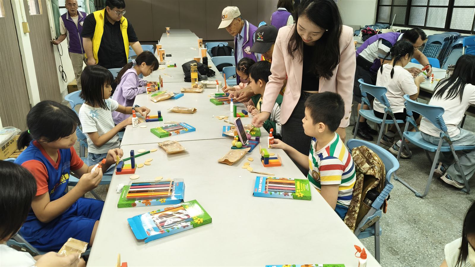 木樂新生小學堂活動現場,學生與志工一起進行木育手作