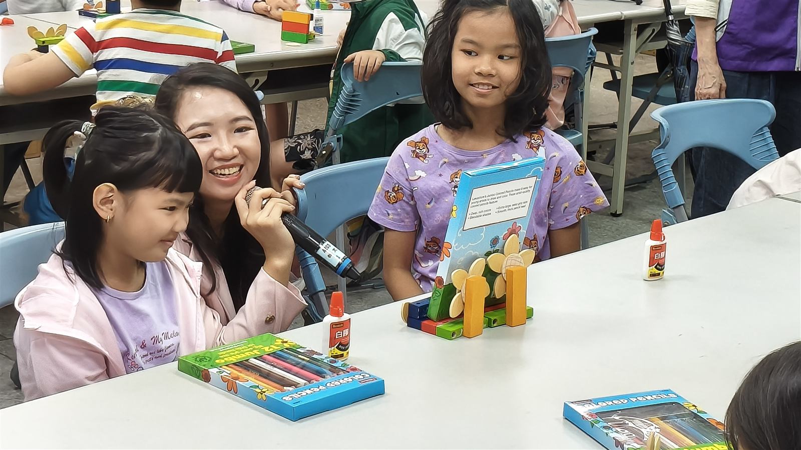 學生展示木材餘料創作作品,分享木樂新生小學堂學習成果