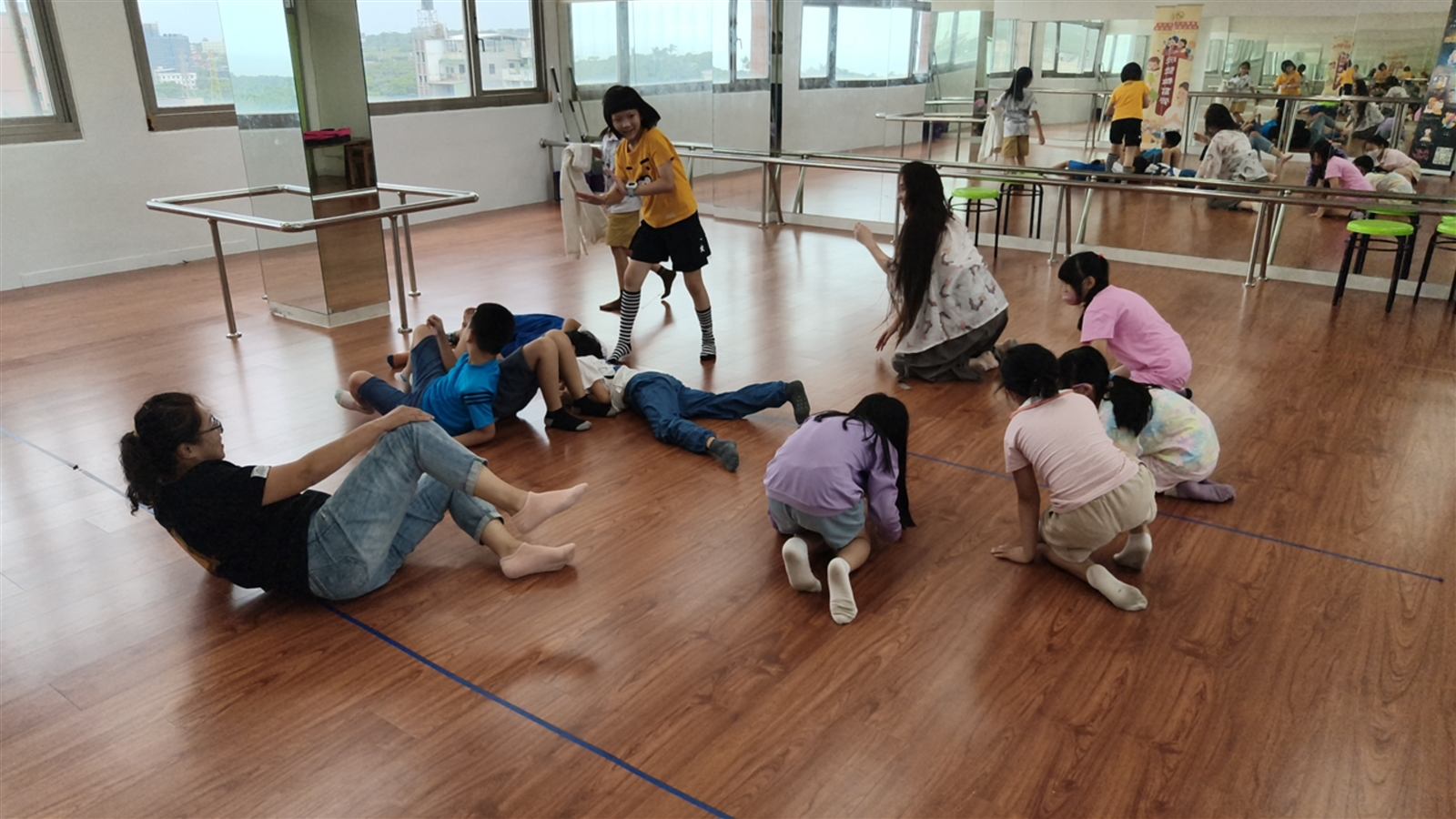 興仁國小學生在兒童音樂劇課程中進行肢體與角色互動練習
