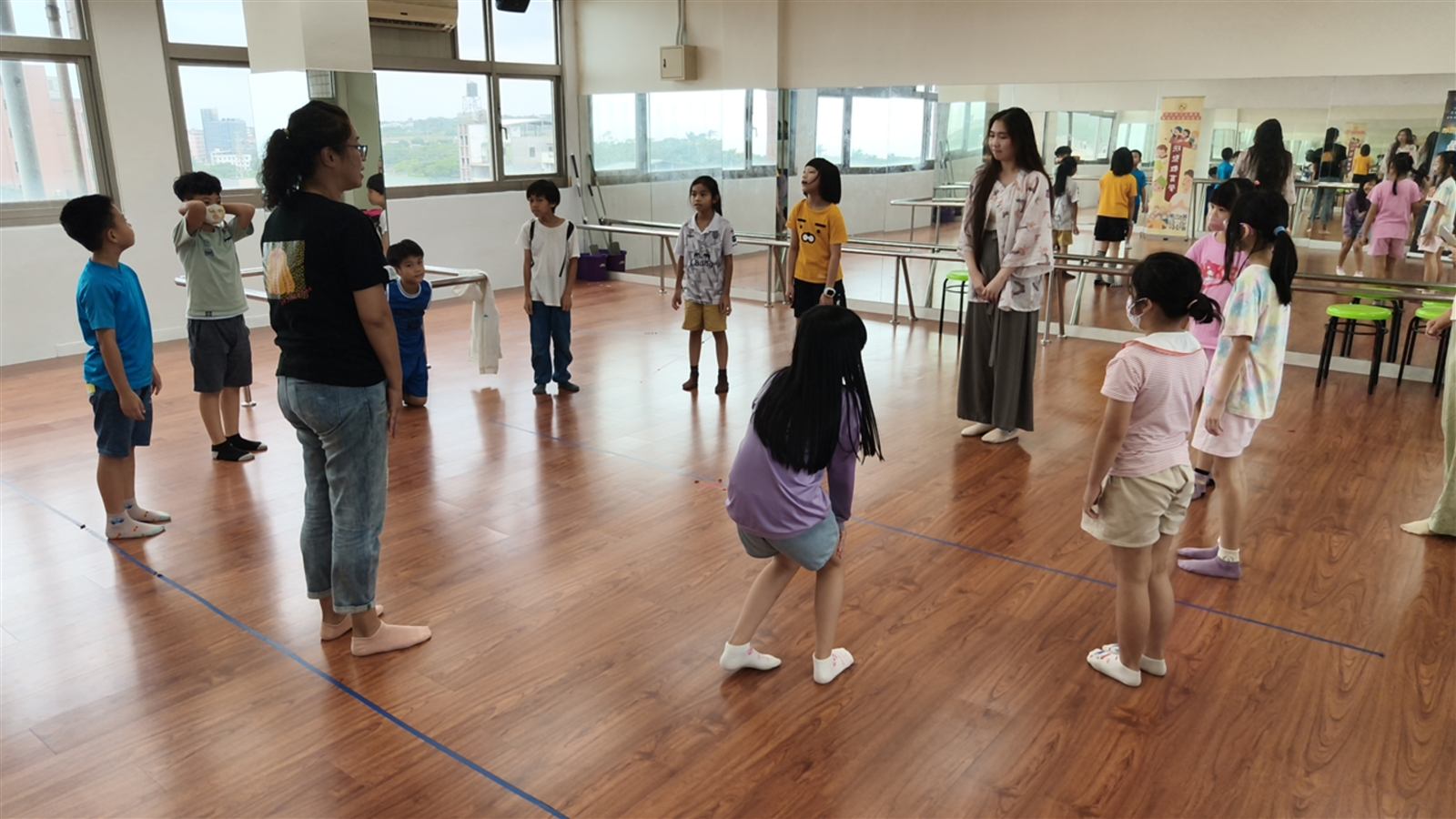 楊玉菁老師帶領興仁國小學生圍成一圈進行兒童音樂劇團體練習