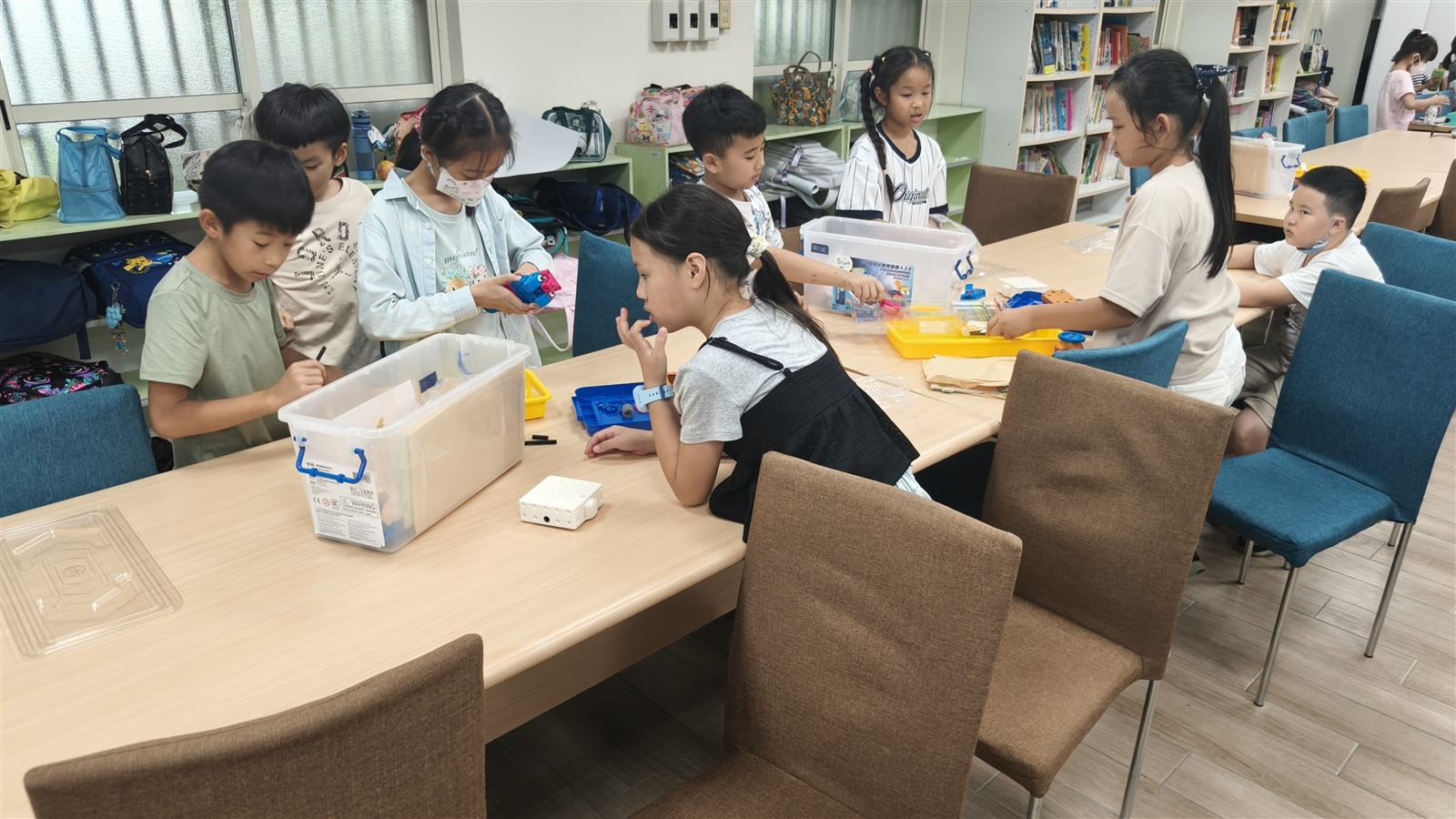 中角國小學生分組整理並組裝邏輯程式教育機器人教材零件