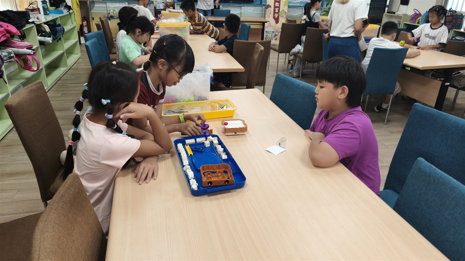 中角國小學生分組合作組裝邏輯程式教育機器人模型