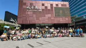 五校師生在臺北市城市舞台前合影，共同參與行動藝術館劇場學習活動